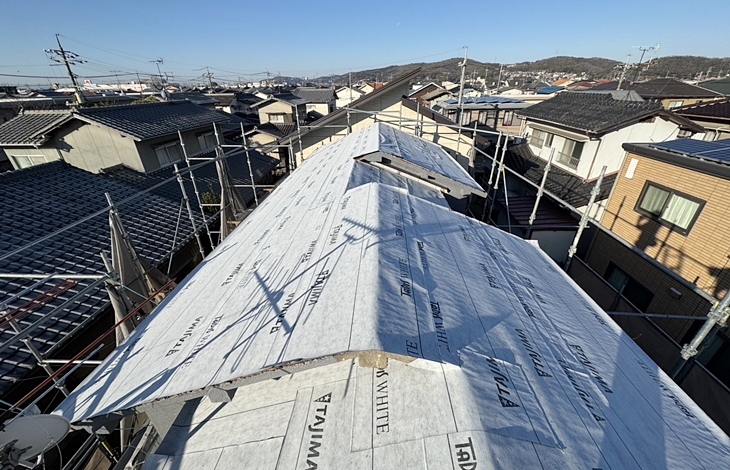 下地の状態を直接確認して補修できるため、耐久性を大幅に向上させる