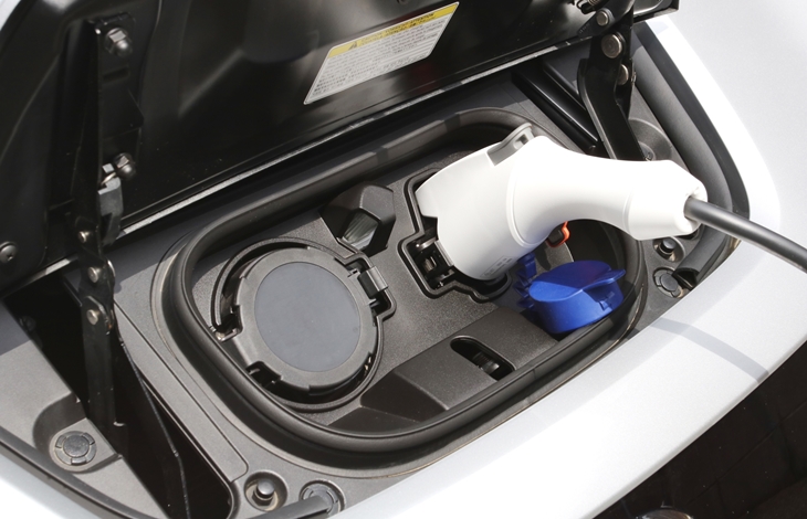 リフォームで駐車スペースの改修を行う際、将来的な EV導入を見越して専用のコンセントやV2Hシステム用の配線を施工しておく