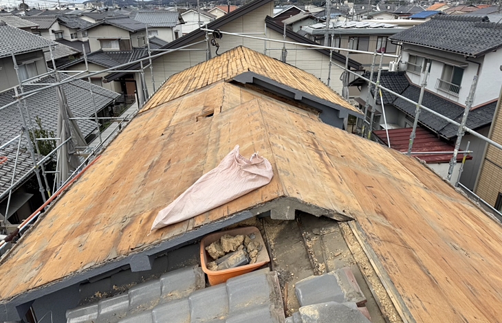 屋根を支える下地木材(野地板)の補修や交換、および防水シート(ルーフィング)の刷新を同時に行える