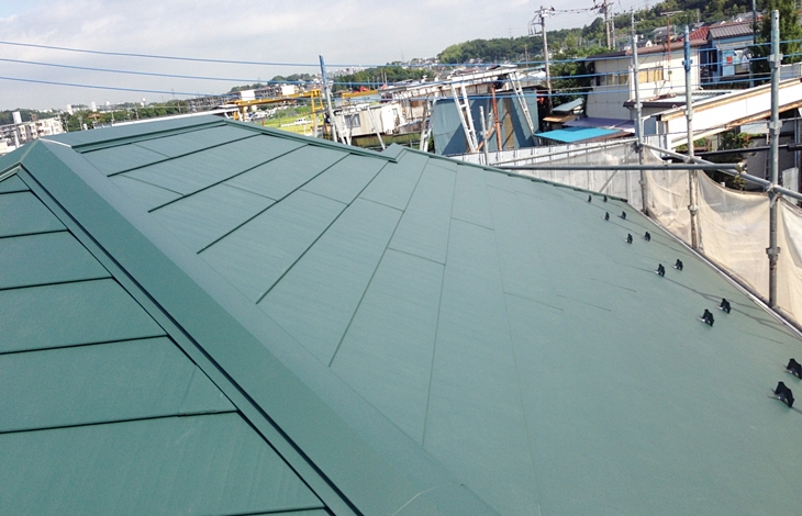 カバー工法を適用する場合は、超軽量な金属屋根材を使用することが一般的