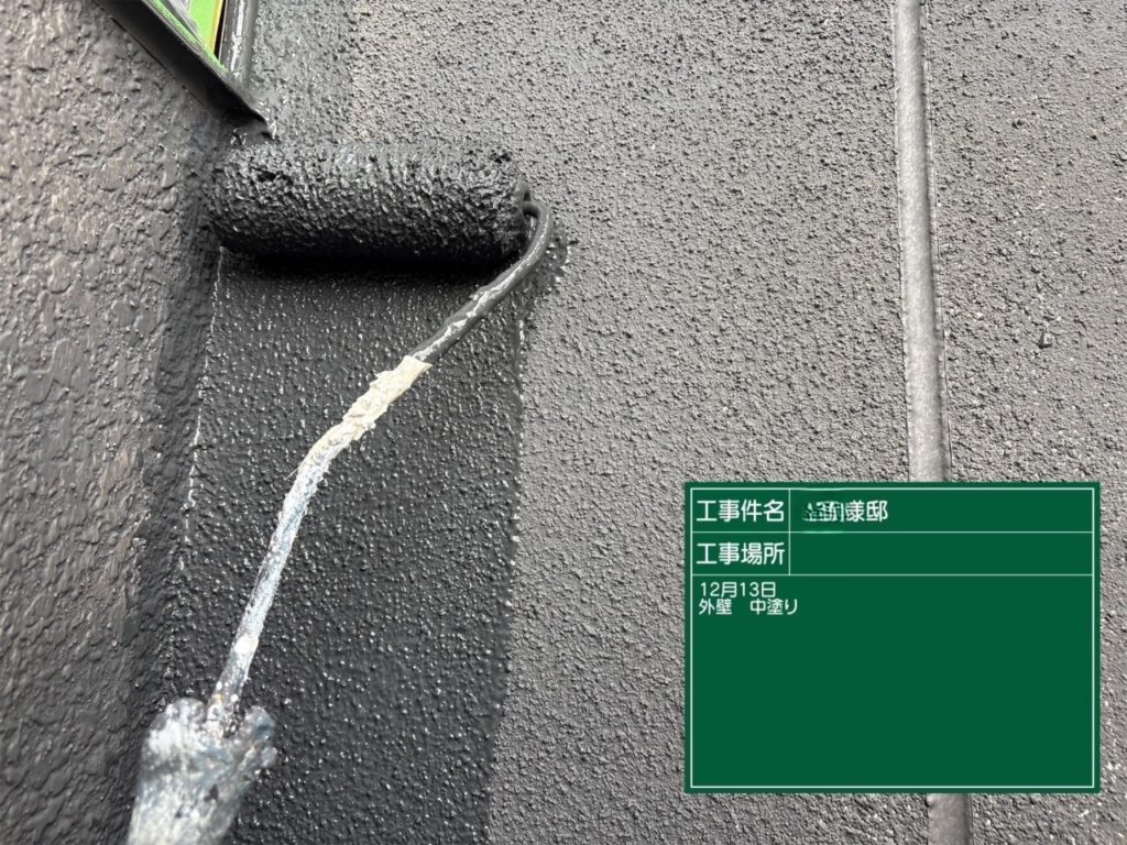 【中塗り】<br />
塗膜の厚みを確保し、防水性・耐久性を向上させます。<br />
<br />
未施工の場合、塗膜が薄く、劣化が早く進行します。