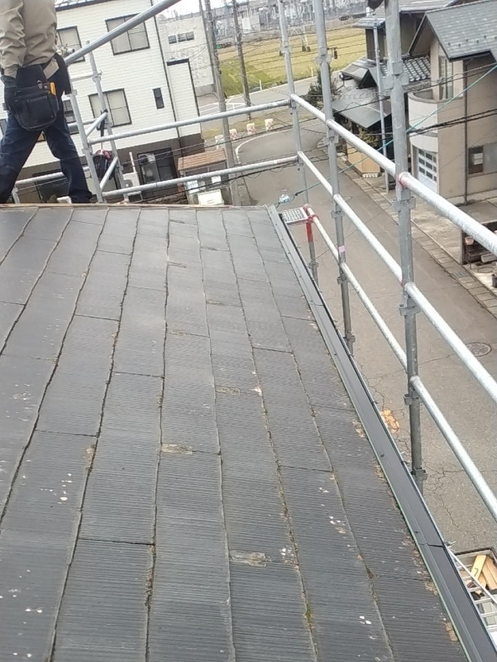 雪止め金具と棟板金を外していきます。