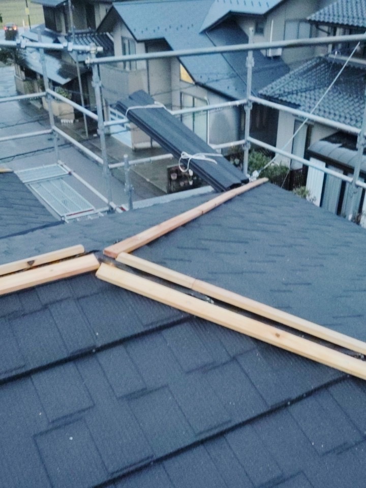 本体葺き終わったら、棟用の木下地をしていきます。