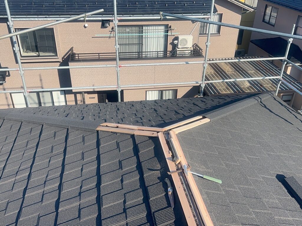 棟用の木下地終わったら、棟板金を取り付けていきます。