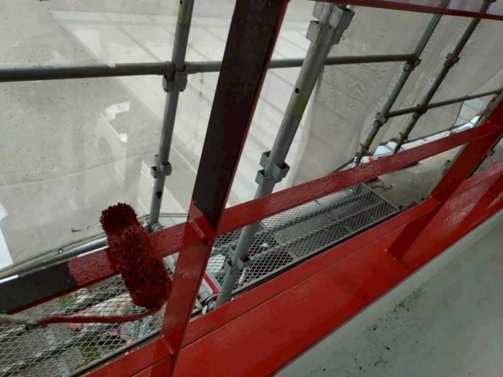 鉄部には錆止めを塗っていきます。