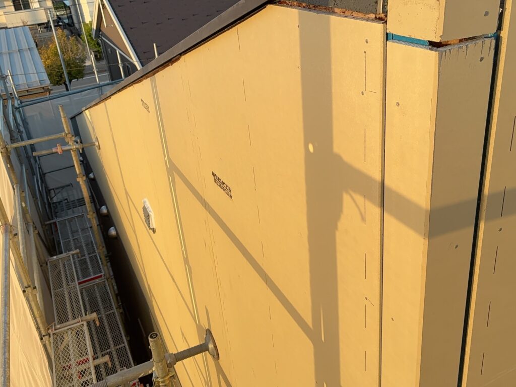 外壁に劣化が見られる為、三十板の張替を行います。