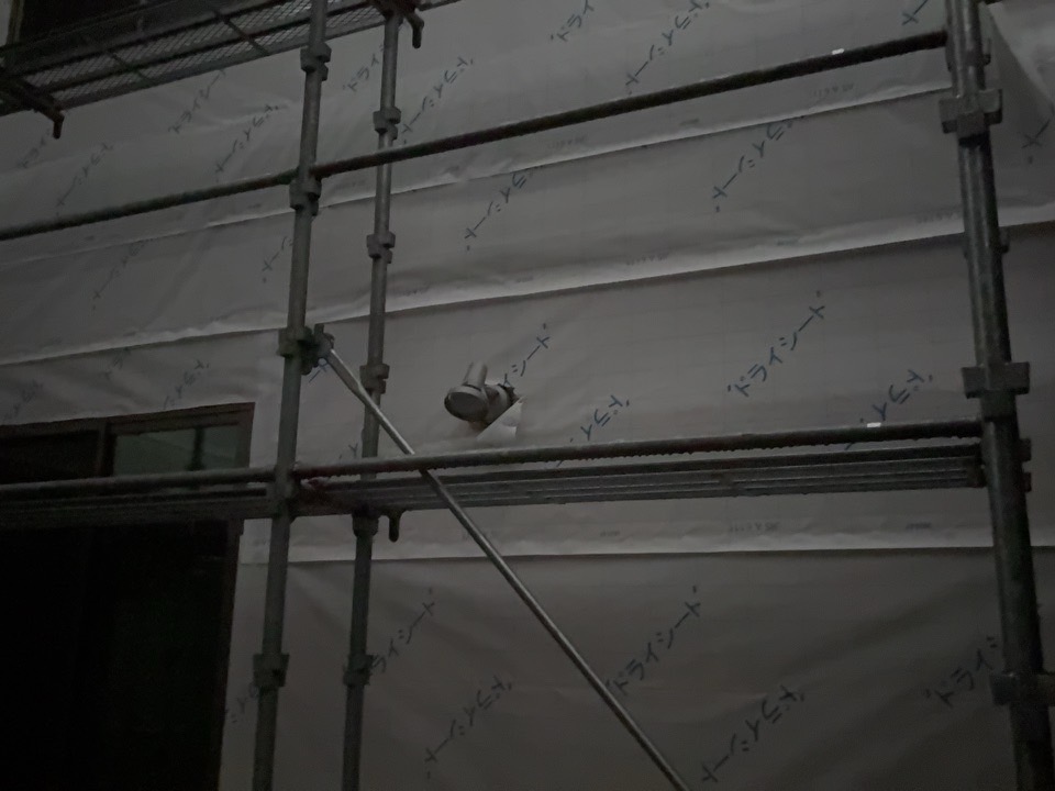 防水シートを張っていきます。