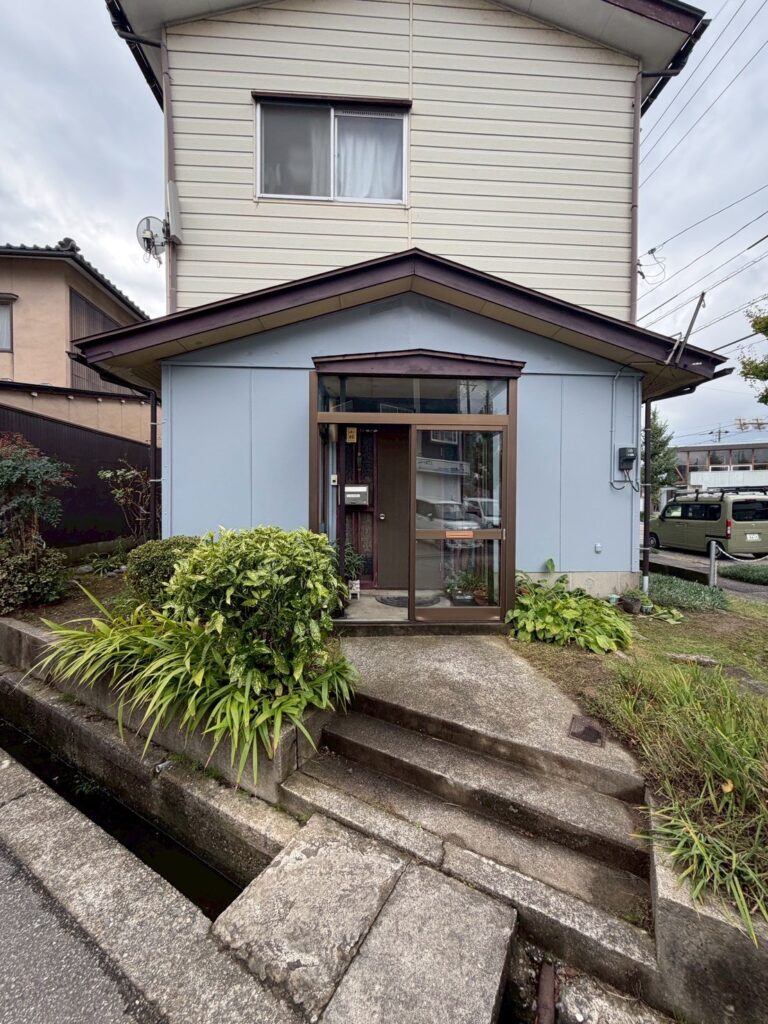 下部のみを塗装することで外観が引き締まり建物全体が明るい印象に。<br />
必要な部分に手を入れることで、美観と耐久性を両立しています。