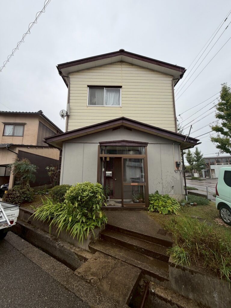 下部外壁は雨はねや経年劣化により、汚れや色あせが目立っていました。