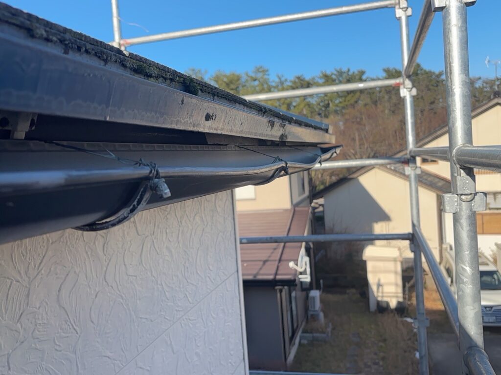 雨樋全体が垂れ下がって歪んでいます。