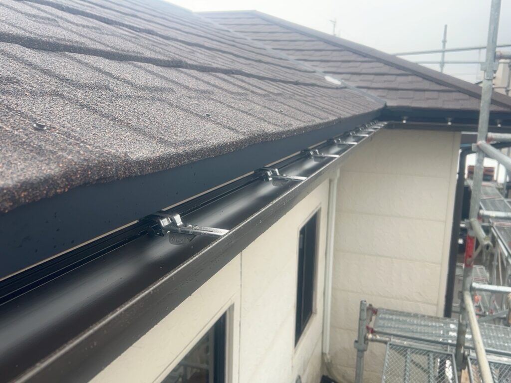 軒樋取付します。