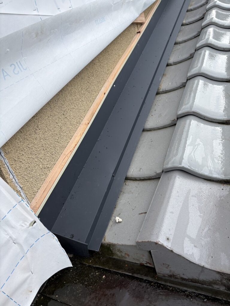 雨押え水切りも新しくしていきます。