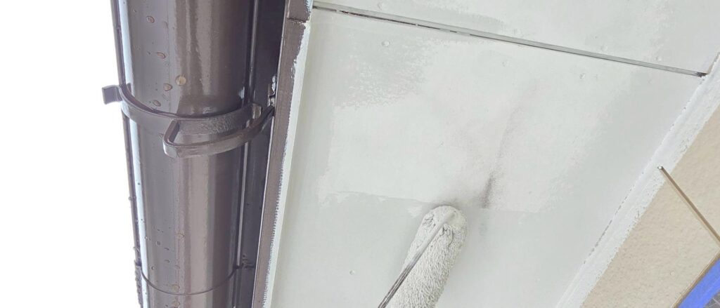 軒天塗りしていきます。