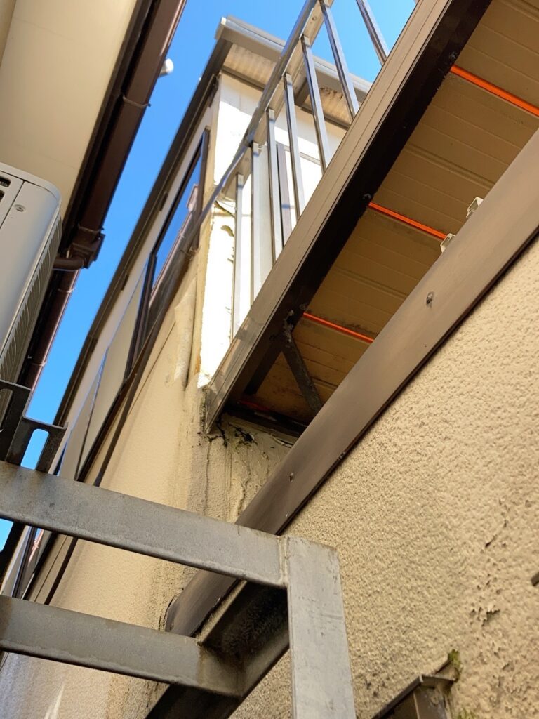 外壁にひびが入っています。