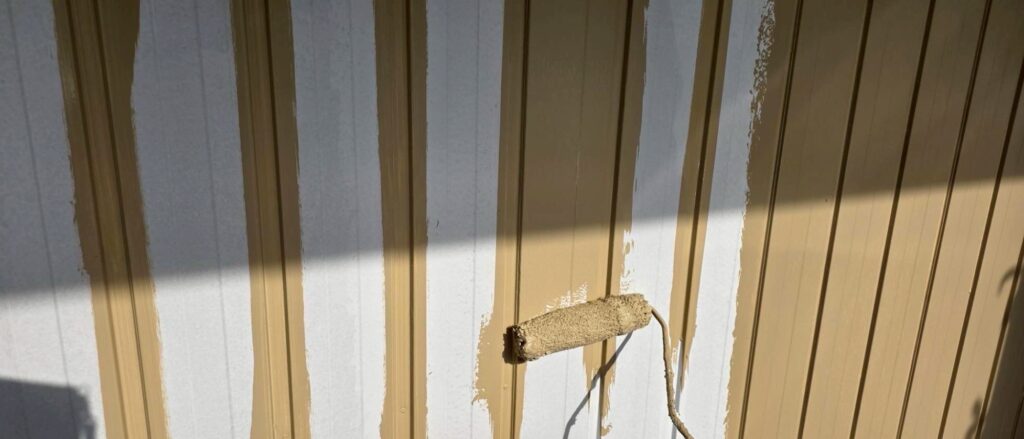 外壁上塗りしていきます。