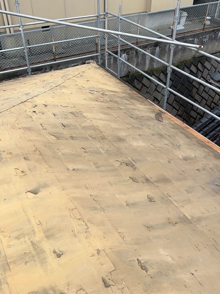 瓦を撤去し、掃除します。