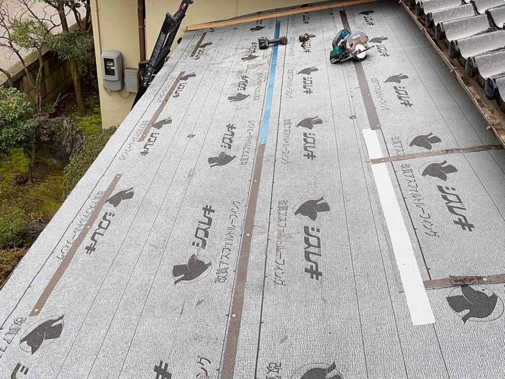 防水シート張ってい行きます。