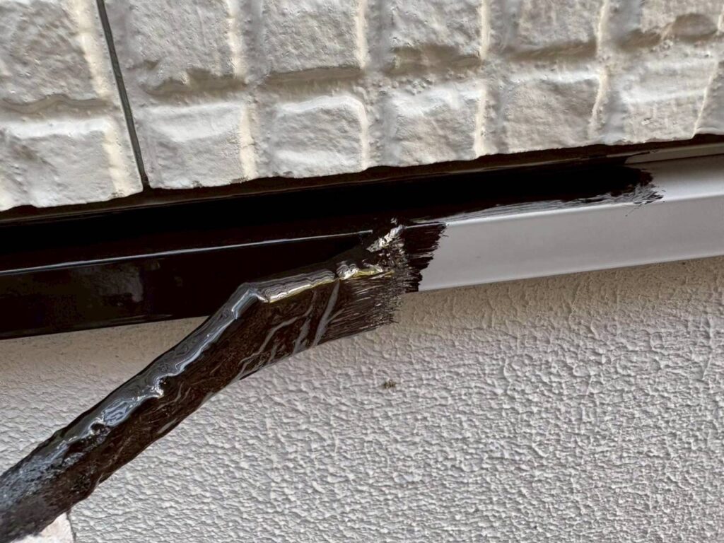 水切り塗装していきます。（付帯部）