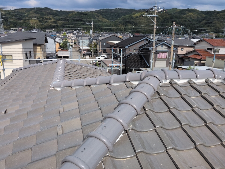 【完成】<br />
棟瓦を一から組み直したことで、見た目もまっすぐ整い、屋根全体の印象が引き締まりました。<br />
内部の下地から施工しているため、雨水の侵入リスクも抑えられ、耐久性が向上しています。<br />
<br />
特に雪や強風の影響を受けやすい金沢の気候でも安心できる屋根となり、今後のメンテナンス負担軽減にもつながります。