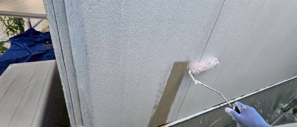 【下塗り】既存外壁と上塗り塗料を密着させるための接着層を形成しました。<br />
<br />
塗料の密着性が低下し、塗膜の剥がれや耐久性低下につながります。
