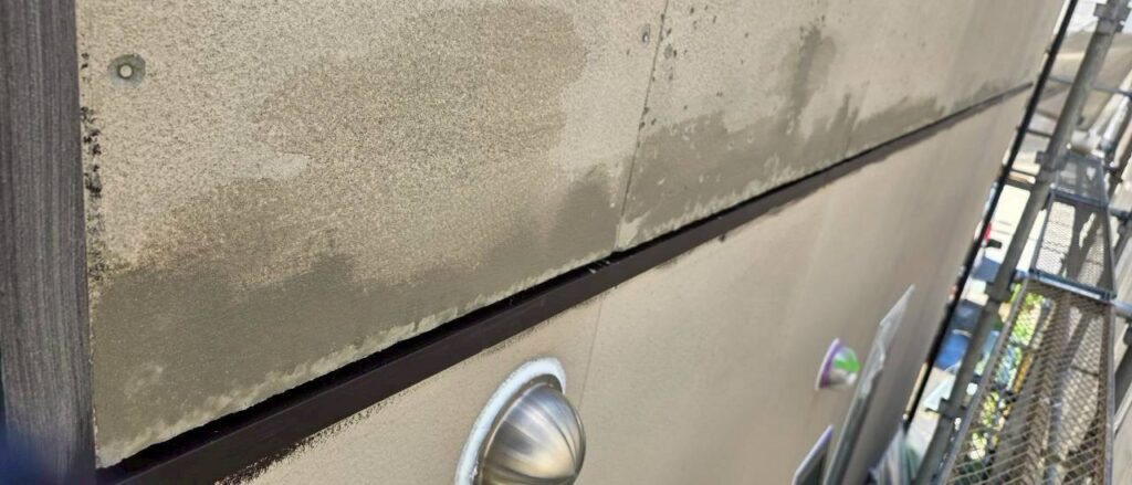 未施工の場合、ひび割れ部分から雨水が入り込み、外壁内部の劣化やさらなるクラック拡大につながる可能性があります。