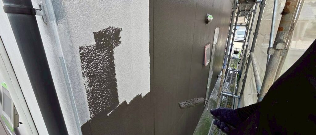 【中塗り】<br />
塗膜に厚みを持たせ、防水性能と耐久性を高めるため施工しました。<br />
<br />
塗膜厚が不足し、外壁を保護する性能が十分発揮できません。