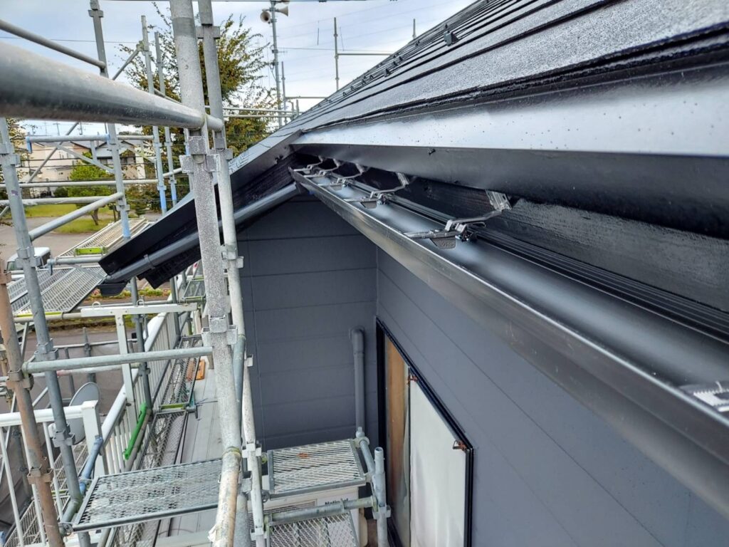 劣化していた雨樋は交換し、塗装も行いました。<br />
<br />
外壁や屋根だけでなく、雨樋や付帯部まで仕上げることで、住宅全体の色合いがまとまり、完成後の印象もすっきりしています。<br />
<br />
外装工事では、目立つ部分だけをきれいにするのではなく、建物全体を見ながら仕上げることが重要です。