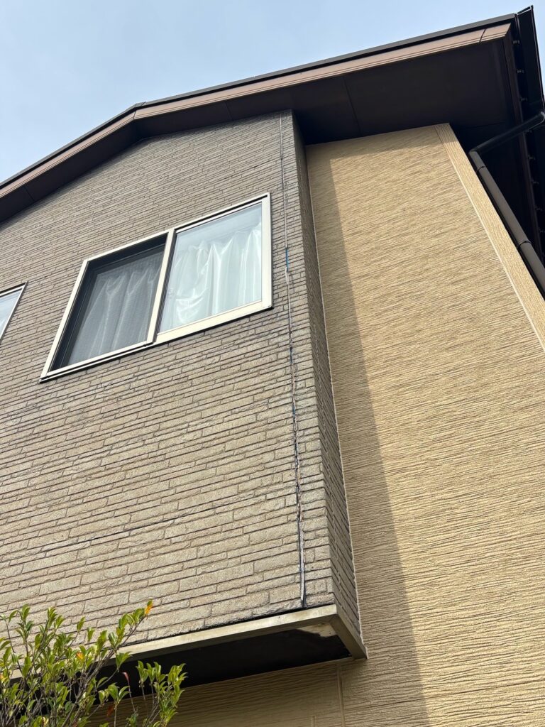 【コーキングの劣化】<br />
外壁のコーキングにも経年劣化が確認されました。<br />
<br />
コーキングが劣化すると、外壁の接合部などを十分に保護できなくなる可能性があります。<br />
<br />
劣化状態を確認し、必要な箇所へ新しいコーキングを充填します。