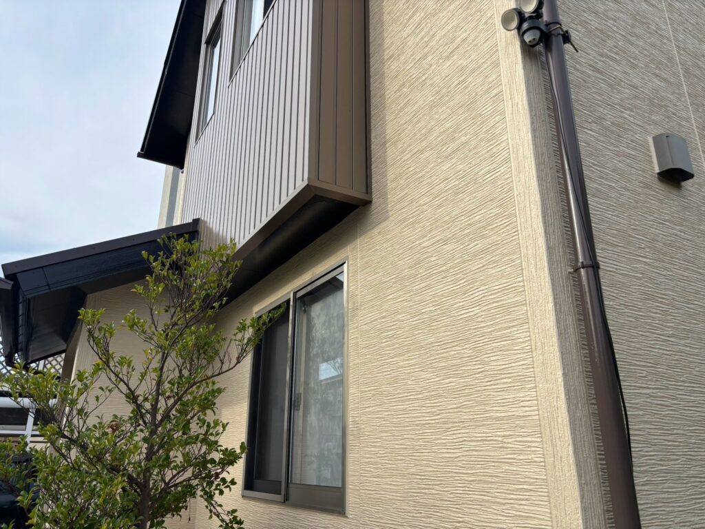 【外壁玄関上部の板金取付け完了】<br />
玄関上部への板金取付けが完了しました。<br />
<br />
外壁塗装だけではなく、施工箇所の状態に合わせて板金を使用することで、玄関上部を整えています。