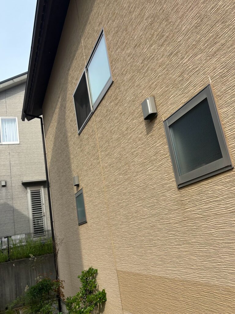 【外壁の黒ずみ】<br />
外壁には黒ずみが見られ、住宅全体の美観が低下していました。<br />
<br />
黒ずみや汚れが目立つようになると、住宅全体が古く見える原因になります。<br />
<br />
外壁の状態を確認したうえで塗装を行い、外観を整えるとともに外壁を保護します。