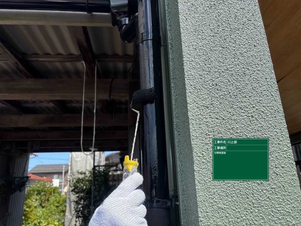 【付帯部の塗装】<br />
付帯部も塗装し、建物全体の統一感を整えました。<br />
<br />
未施工の場合、塗装した外壁との劣化差が目立つ場合があります。