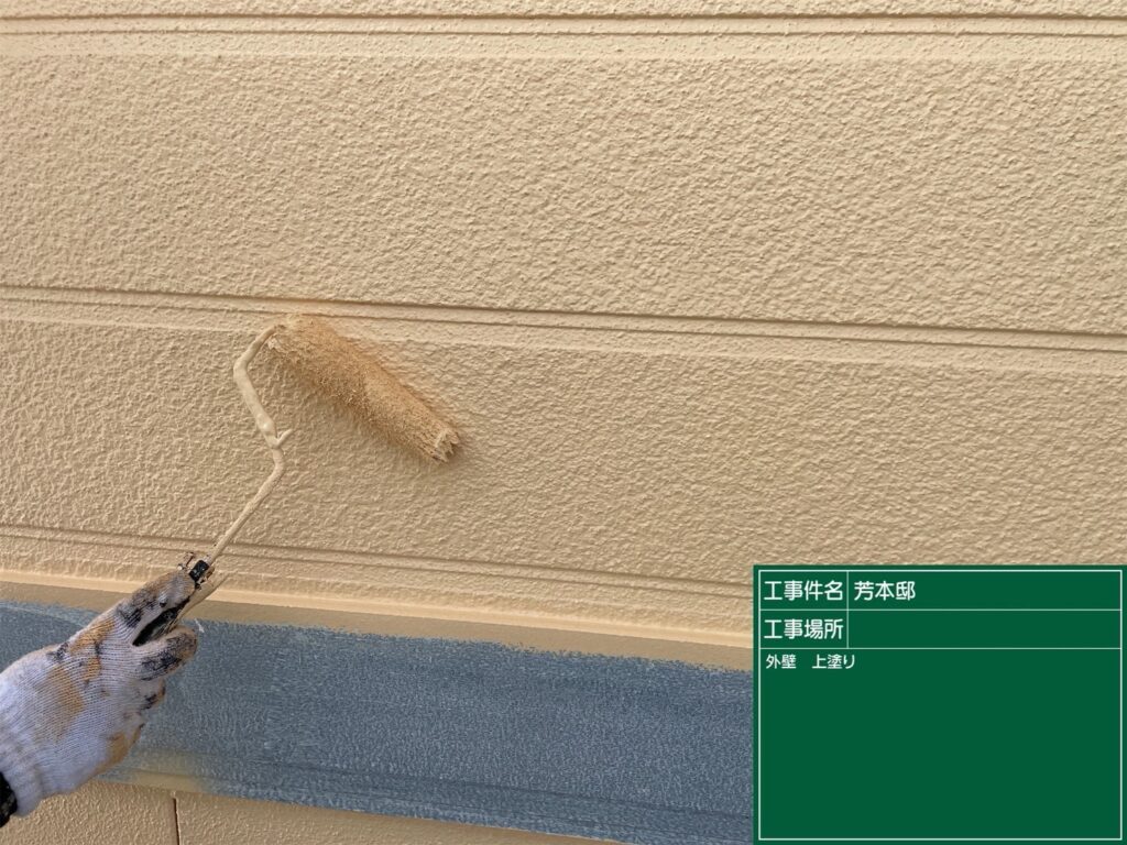 【外壁上塗り】<br />
最後に上塗りを行い、外壁を均一に仕上げました。