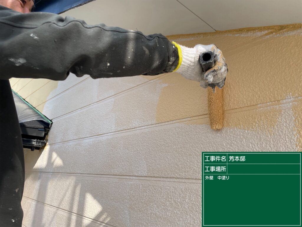 【外壁中塗り】<br />
下塗り後、中塗りを施工しました。<br />
<br />
外壁を保護する塗膜を形成するために重要な工程です。