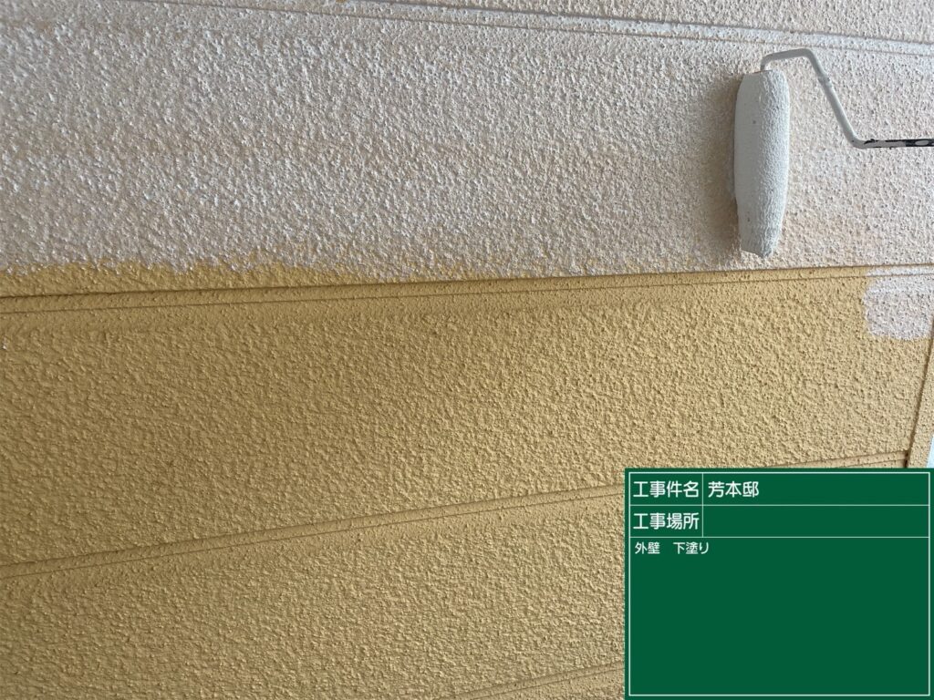【外壁下塗り】<br />
外壁と仕上げ塗料をしっかり密着させるため、下塗りを行いました。<br />
<br />
下塗りを適切に行わないと、仕上げ塗料の密着性が低下し、塗膜の剥がれなどにつながる可能性があります。