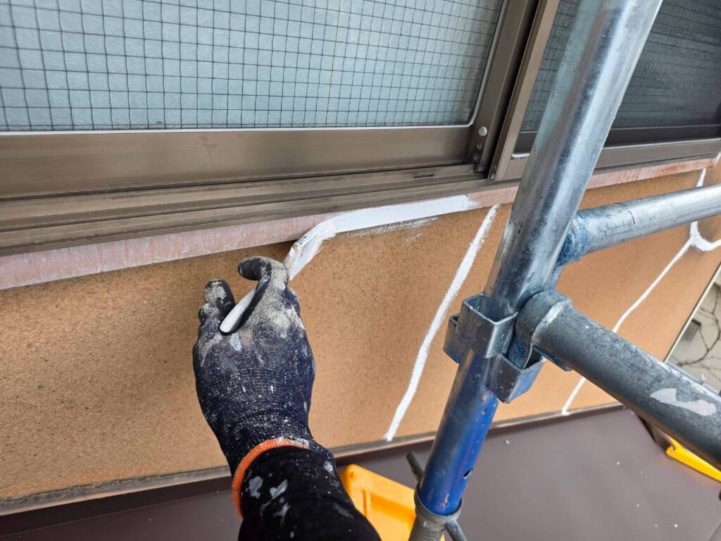 外壁補修を行った箇所と既存部分では状態が異なるため、そのまま塗装するのではなく、必要な部分を整えておくことが重要です。<br />
<br />
もし補修後の下地調整を十分に行わない場合、仕上げ後に凹凸や仕上がりの差が目立つ可能性があります。
