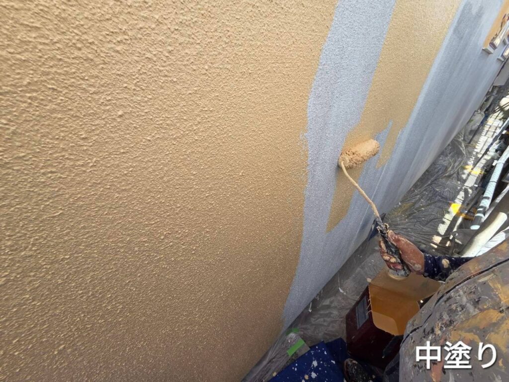 もし必要な塗膜厚を確保しない場合、外壁を保護する性能が十分に発揮されにくくなります。