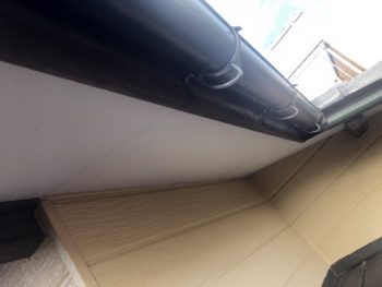【雨樋塗装完了】<br />
<br />
劣化していた雨樋を塗装し、色あせた状態から整った外観へ改善しました。<br />
<br />
塗装によって見た目を整えるだけでなく、雨樋表面を保護し、これから受ける紫外線や雨雪への備えにもつなげています。