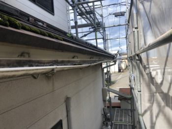 雨樋にも経年による劣化が見られました。<br />
<br />
外壁や屋根を塗装してきれいに仕上げても、雨樋だけが劣化したままでは、住宅全体の印象が整いません。<br />
<br />
また、今後の耐久性を考えるうえでも、劣化した雨樋をそのまま使用し続けるのではなく、状態に応じた対応が必要です。<br />
<br />
今回は雨樋を交換したうえで塗装を行い、耐久性を高めました。<br />
<br />
さらに外壁・屋根の塗装色と合わせることで、住宅全体に統一感を持たせています。