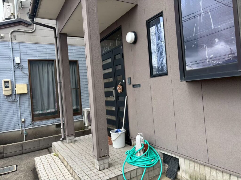 【外壁クラック（柱）】ひび割れから雨水が侵入し、構造部（今回は特に柱）へのダメージに不安があります。<br />
<br />
モルタル補修による根本から補修が必要となります。