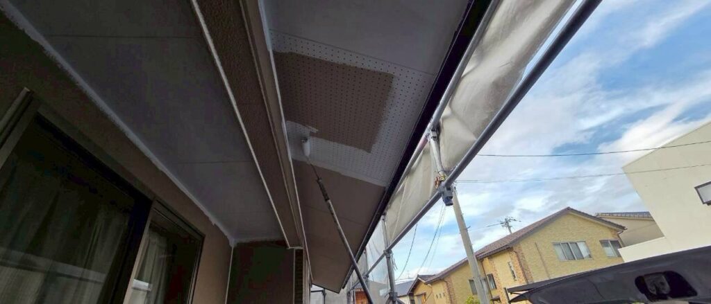 【軒天】<br />
軒天まで施工することで、建物全体を統一感のある仕上がりにしました。<br />
<br />
普段は目につきにくい部分ですが、外壁塗装後の仕上がりを左右する重要な箇所です。<br />
<br />
未施工の場合、軒天の劣化が残り、外壁だけ新しくなったことで部分的な古さが目立つ可能性があります。