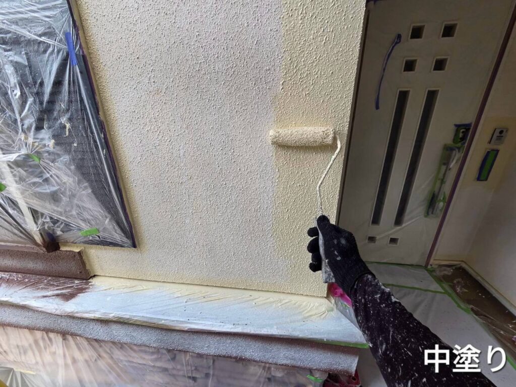 【中塗り】<br />
下塗りの上から中塗りを施工しました。<br />
中塗りには、塗膜に必要な厚みを確保し、仕上げ塗装の土台をつくる役割があります。