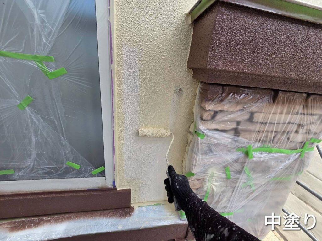 塗り残しや厚みの不足を避け、外壁全体を均一に仕上げることが重要です。