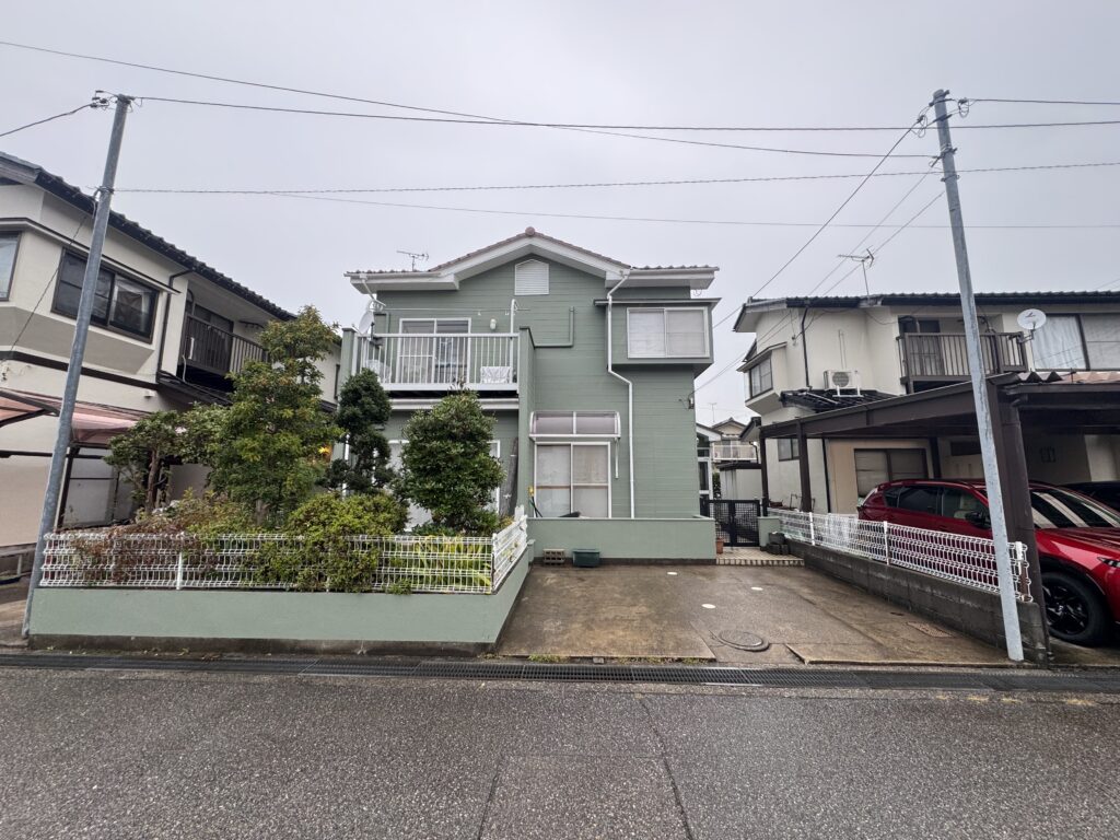 【傷んだ外壁が鮮やかな緑色へ】<br />
外壁全面の塗装と一部サイディングの張替えが完了しました。<br />
<br />
施工前に多数発生していたクラックはモルタルで補修し、完全に剥離していた箇所には新しいサイディングを施工しています。<br />
<br />
そのうえで外壁全面を塗装し、以前の傷んだ印象から、鮮やかな緑色が印象的な外観へ生まれ変わりました。<br />
<br />
今回の工事では、見た目をきれいにするだけでなく、傷んだ外壁材への対処と塗装による表面保護を両立しています。<br />
<br />
外壁の状態に合わせて張替えと補修、塗装を組み合わせることで、必要な箇所を改善する工事となりました。