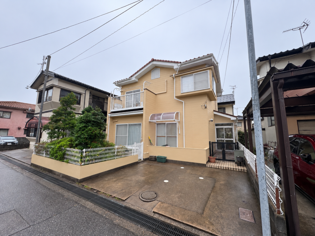 【多数のクラック（ひび割れ）】<br />
施工前の外壁には、複数の箇所でクラックが確認されました。<br />
<br />
クラックは外壁表面に生じるひび割れで、幅や深さ、発生場所によって補修方法が異なります。<br />
<br />
ひび割れから雨水が入り込むと、内部の下地に影響する可能性があるため、表面の塗装だけでなく、ひび割れそのものへの対処が重要です。<br />
<br />
今回はクラック部分をモルタルで補修してから塗装する工程としました。<br />
<br />
塗装前に傷んだ部分を整えることで、仕上がりだけでなく、その後の塗膜の状態にも配慮しています。